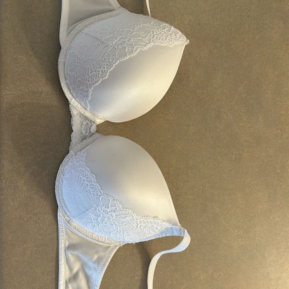 Maiden form White bra with lace. Size 36b